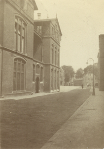 826197 Gezicht op de zijgevel van het Diakonessenhuis (Oudegracht 419-421) in de Bijlhouwerstraat te Utrecht, met in ...